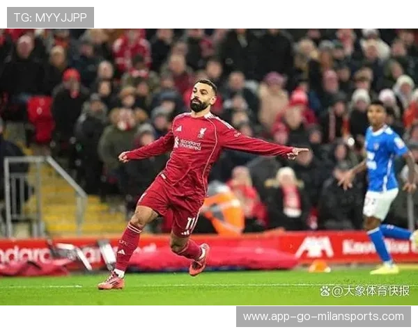 足球场边冲突升级!主帅与对方替补对骂 足球场边冲突升级!主帅与对方替补对骂